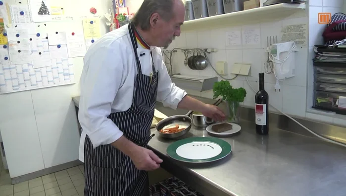 Für die Rotweinschokoladensoße: Schokolade mit etwas Öl in einem Topf schmelzen. Rotwein hinzufügen und verrühren.