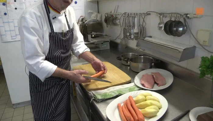 Karotten in rustikale Stücke schneiden. Kartoffeln schälen und in kleinere Stücke schneiden (für Kartoffelpüree).