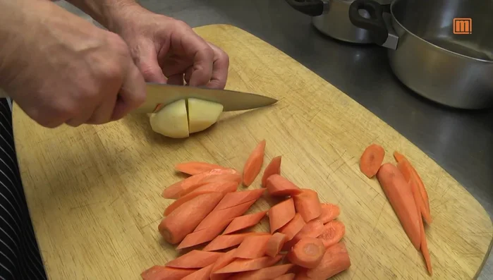 Karotten und Kartoffeln separat in Töpfen mit etwas Wasser, Salz (Karotten zusätzlich mit etwas Zucker) garen.