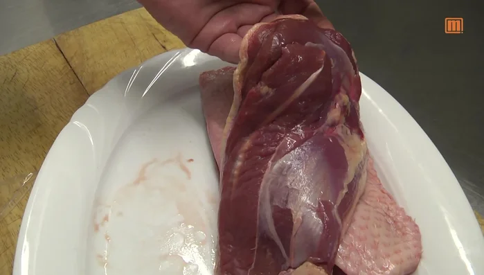 Entenbrust auf der Hautseite leicht einschneiden.