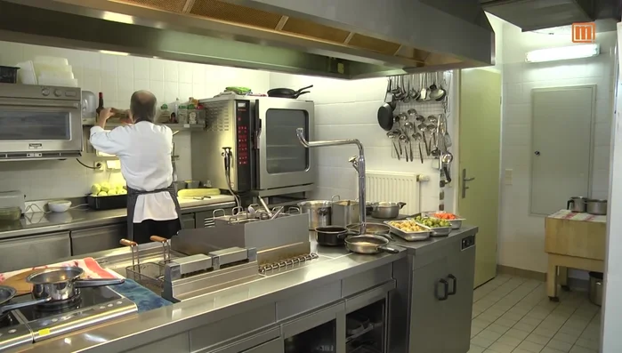 Entenbrust mit einer Mischung aus Salz, Pfeffer, Rosmarin, Thymian, rotem Pfeffer und Salbei würzen (nur auf der Fleischseite).