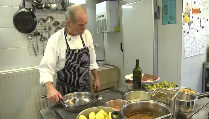 Olivenöl in einer Pfanne erhitzen. Entenbrust mit der Hautseite nach unten in die Pfanne legen und anbraten, bis die Haut knusprig ist. Wenden und die andere Seite ebenfalls anbraten.