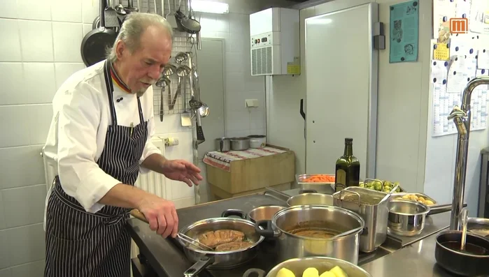 Entenbrust aus der Pfanne nehmen und ruhen lassen.