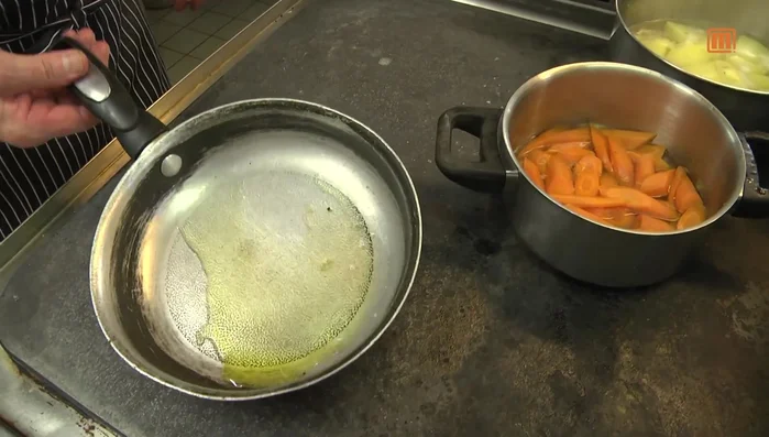 Gegarten Karotten mit etwas Butter und Honig glasieren.