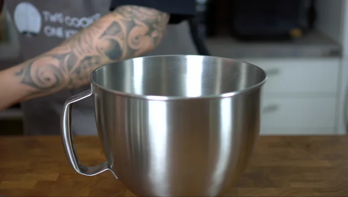 Für die Füllung: Biskuit zubereiten (8 Eier, 200g Zucker, Vanillezucker, 8/4 TL Salz, 40g Kakao, 160g Mehl). Bei 180°C (Ober-/Unterhitze) 20 Minuten backen und abkühlen lassen.