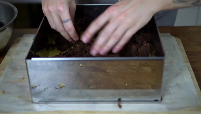 Füllung auf den Boden verteilen, obere Bodenhälfte darauflegen und andrücken.