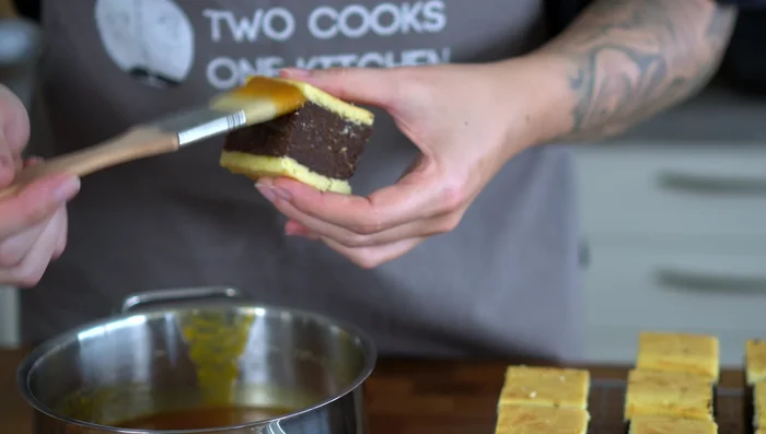 Würfel mit heißer Marillenmarmelade bestreichen und antrocknen lassen.