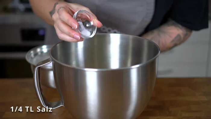 Butter, Salz und Staubzucker cremig rühren (5 Minuten).