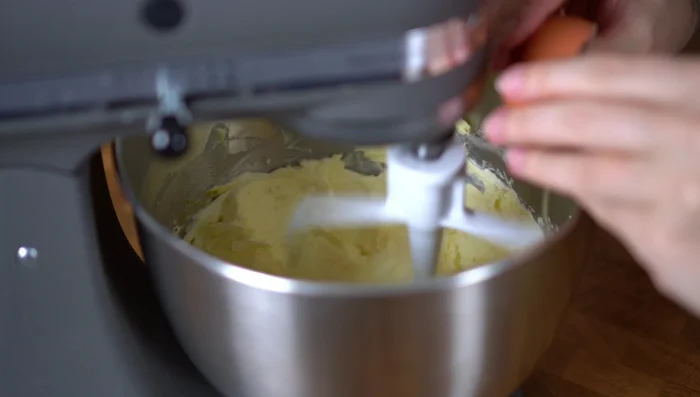 Eier einzeln unterrühren.