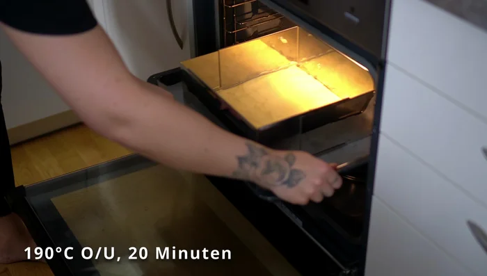 Bei 190°C (Ober-/Unterhitze) 20 Minuten backen und vollständig abkühlen lassen.