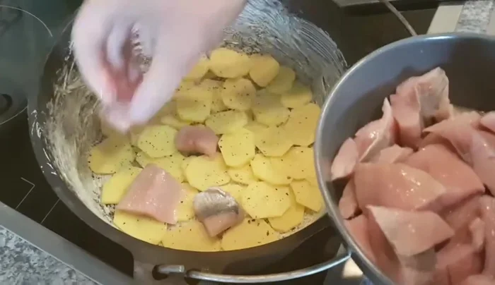 Heringsstücke (mundgerecht) auf die Kartoffeln legen.