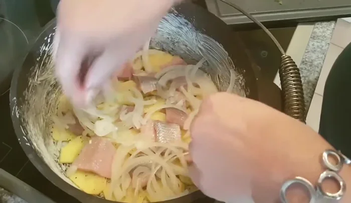 Eine Schicht Zwiebeln, Knoblauch, etwas Zitronensaft und Petersilie darüber geben.