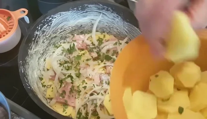 Weitere Schicht Kartoffeln, salzen und pfeffern.