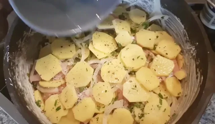 Etwas vom aufgefangenen Öl über die Kartoffeln geben.