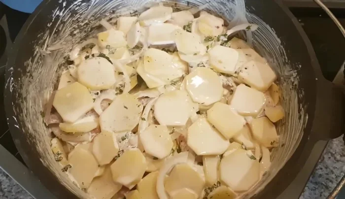 Semmelbrösel gleichmäßig darüber streuen.