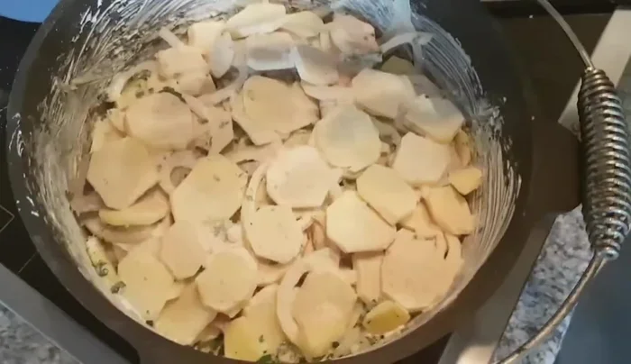 Butterflöckchen auf den Semmelbröseln verteilen.