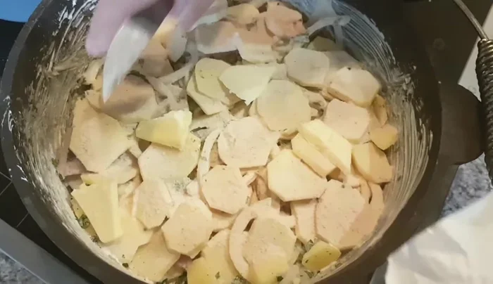 Deckel auf den Dutch Oven legen.