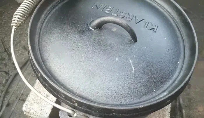 Bei ca. 6 Kohlen unten und 12 Kohlen oben für 75 Minuten garen (die Zeit kann je nach Temperatur variieren).