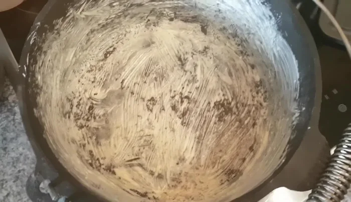 Den Dutch Oven gut mit Butter ausstreichen.