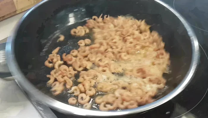 Die leicht erwärmten Krabben mit den Eiern vermischen, dabei nur leicht rühren. Nicht zu stark verrühren, um ein cremiges Rührei zu vermeiden.