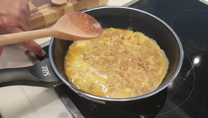 Bei niedriger Hitze (Stufe 5) stocken lassen.