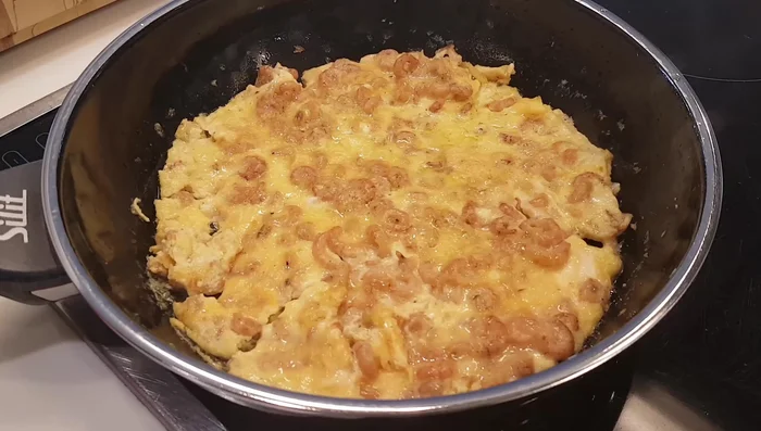 Das fertige Fischerfrühstück auf einen Teller geben.