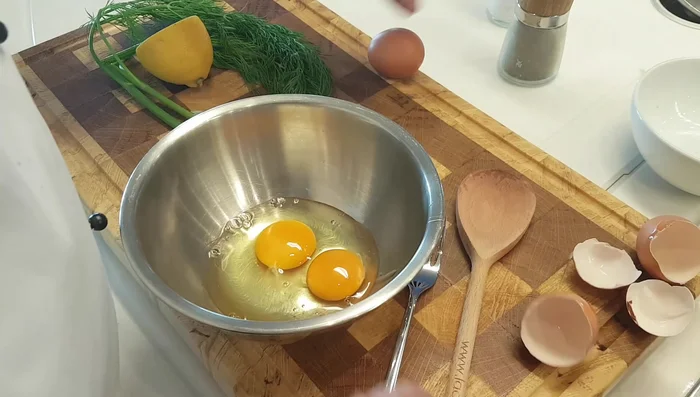Eier aufschlagen, aber nicht vollständig verquirlen. Eiweiß sollte teilweise sichtbar bleiben.