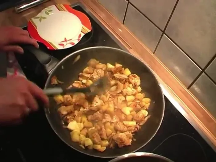 Mit Milch und Sahne ablöschen und weiter würzen. (218.04)