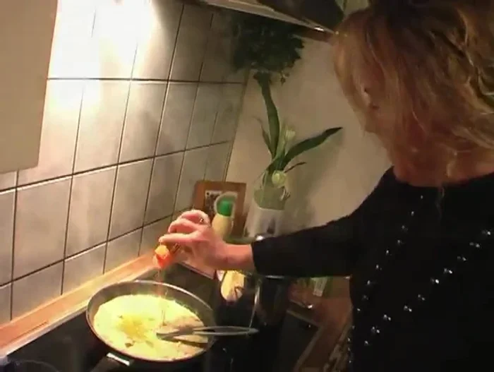 Mit Süßstoff, Curry und Zitronensaft abschmecken. (275.199)