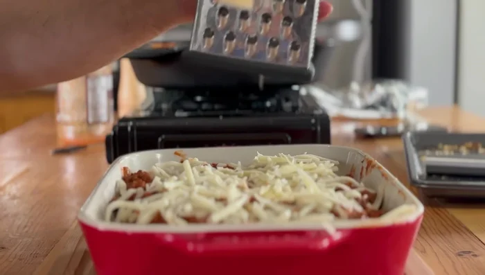 Zum Schluss noch extra würzigen Cheddar-Käse und getrocknetes Basilikum darüberstreuen. (377.6)