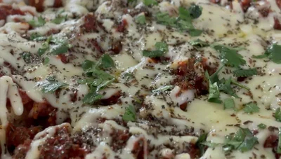 Käsiger Knoblauchbrot-Auflauf mit Hackfleisch - Einfaches Rezept!