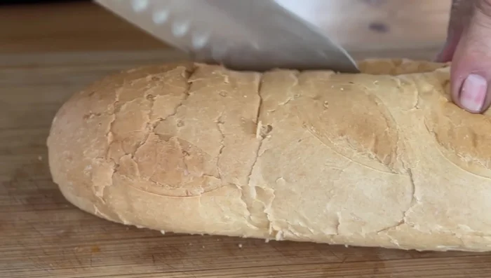 Knoblauchbrot in ca. 1,5 Zoll große Stücke schneiden. (53.6)