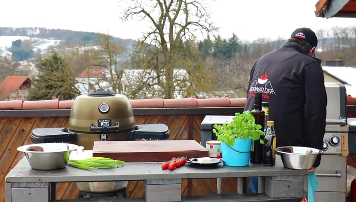 Roastbeef indirekt weiter garen (weg von der direkten Hitzequelle), bis die Kerntemperatur erreicht ist (ca. 54-57 Grad). Ein Thermometer verwenden.