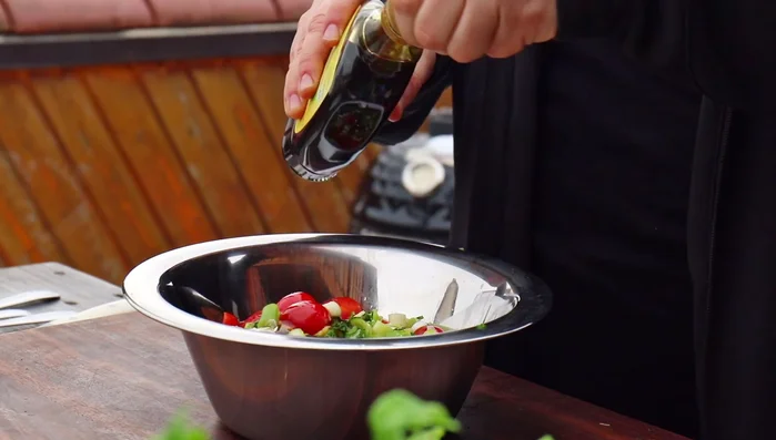 Für die Salatsoße Weißweinessig, Olivenöl, Ahornsirup, Salz und Pfeffer vermischen. Alles mit den anderen Zutaten vermengen.