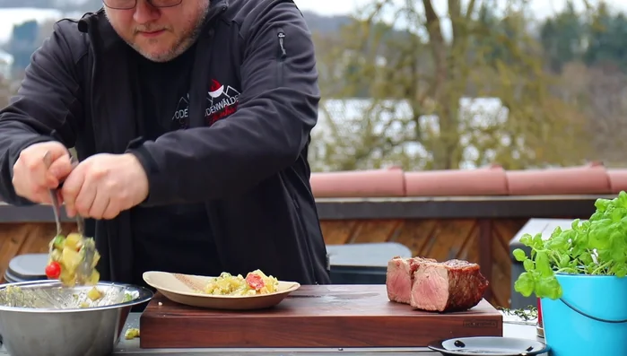 Roastbeef in Scheiben schneiden und mit dem Kartoffelsalat anrichten.