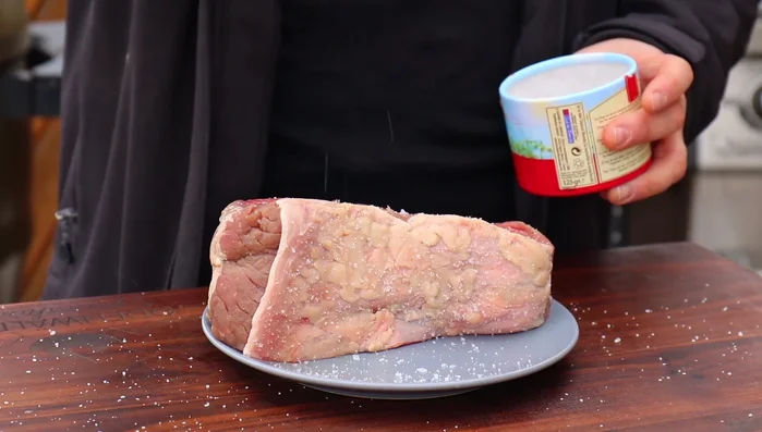 Roastbeef von allen Seiten mit Salz und Pfeffer würzen. Den Fettrand dabei belassen.