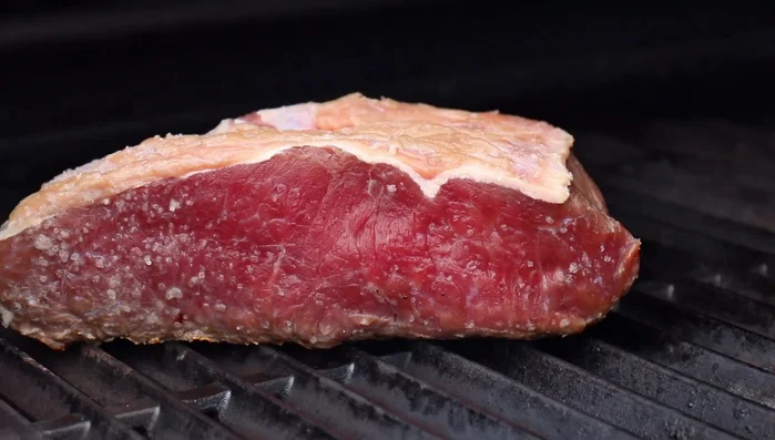 Roastbeef auf dem Grill von allen Seiten anbraten.