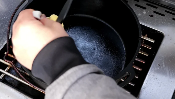 Butterschmalz im Dutch Oven erhitzen.