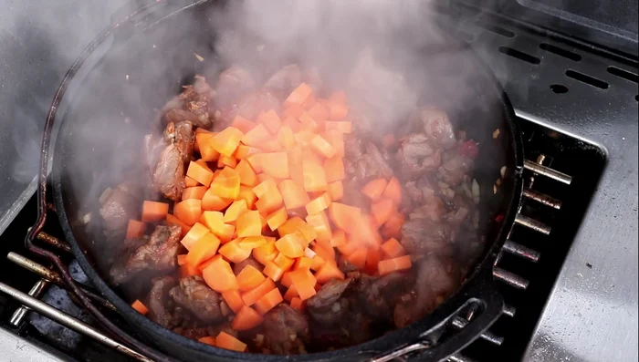 Karotten und Sellerie hinzufügen.