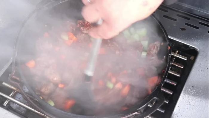 Rotwein in drei Portionen zugeben und jeweils vollständig einkochen lassen.