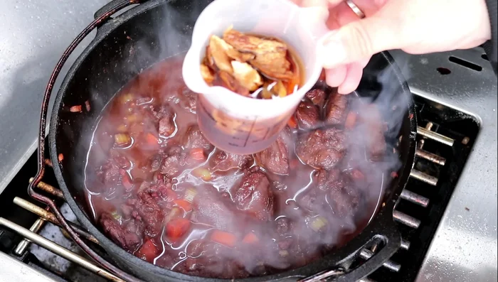 Steinpilze (abgetropft), Lorbeerblatt, Wacholderbeeren, Thymian und Rosmarin hinzufügen.