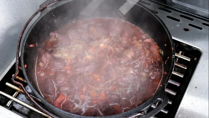 Alles gut verrühren. (Mehl hätte hier eigentlich vor dem Ablöschen mit Wein hinzugefügt werden sollen)