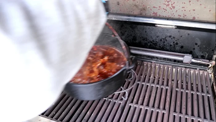 Dutch Oven mit Deckel verschließen und bei 200°C ca. 1 Stunde schmoren lassen. Bei Bedarf Flüssigkeit nachgießen.