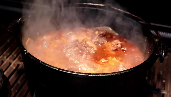 Soße mit Stärke und Wasser andicken.