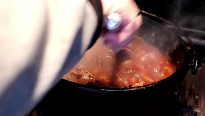 Preiselbeeren unterrühren, mit Salz und Pfeffer abschmecken.