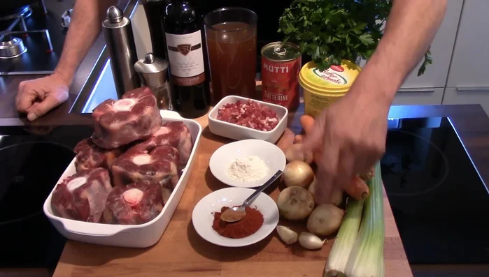 Zwiebeln schälen und hacken.