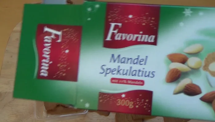 Mandeln, Mehl, Gewürze und Backpulver vermischen.