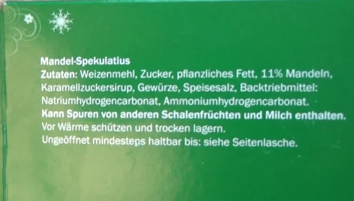 Die ausgestochenen Plätzchen auf ein mit Backpapier ausgelegtes Backblech legen.