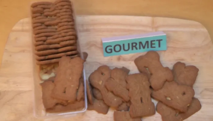 Bei ca. 180°C (je nach Backofen) 10-15 Minuten backen, bis die Kekse goldbraun sind.