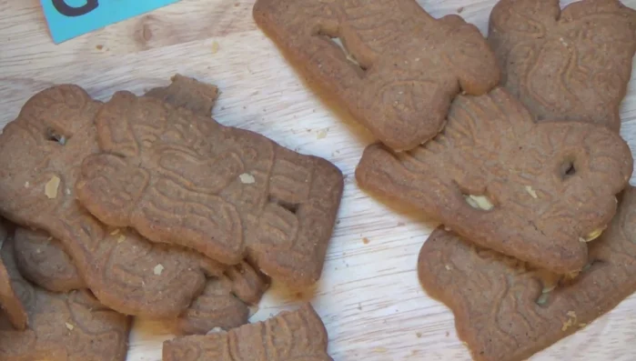 Die Spekulatius auf einem Kuchengitter abkühlen lassen.